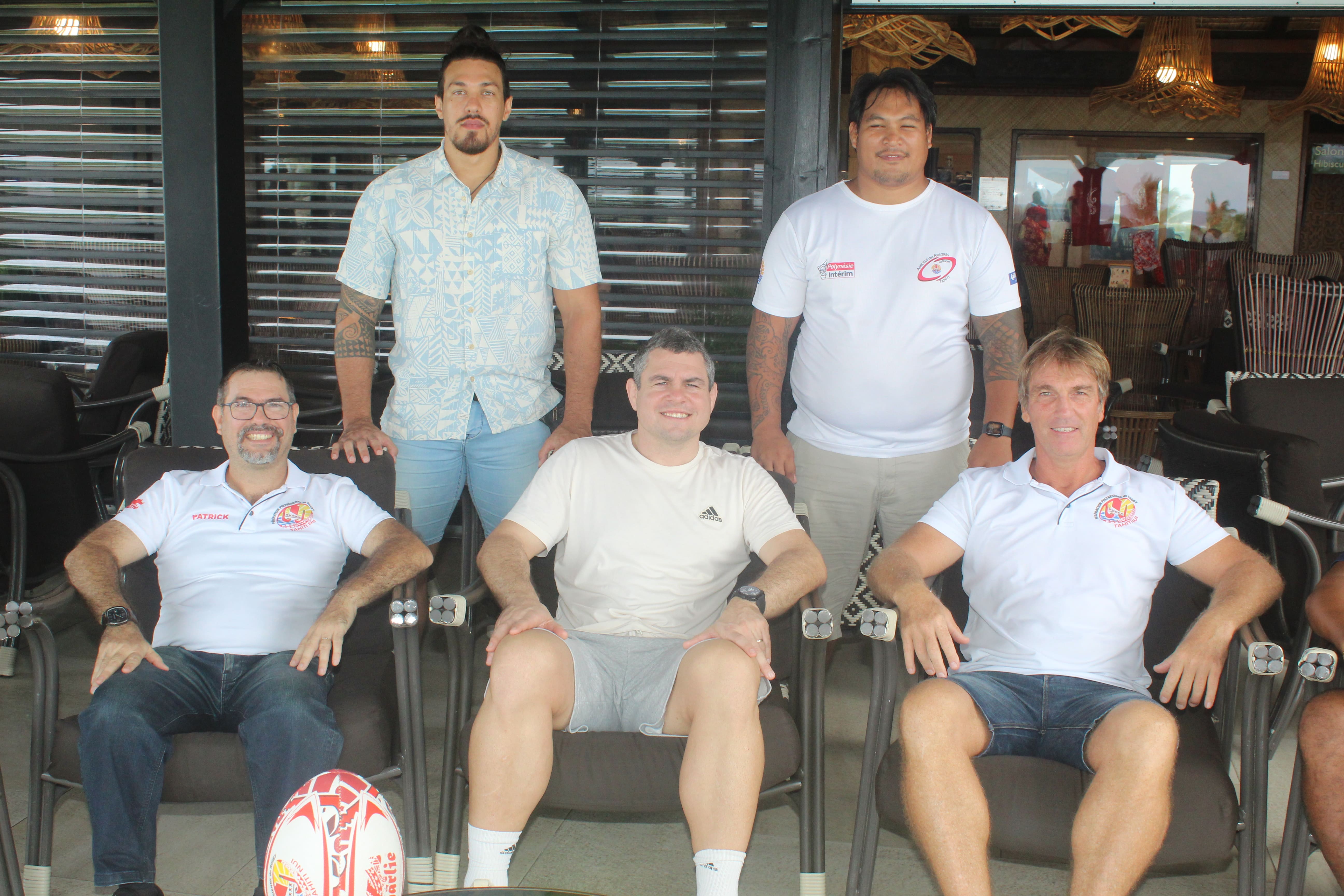 La FPR a organisé une conférence de presse pour présenter son ambassadeur Guilhem Guirado (au centre au 1er rang) entouré de Patrick Lopez-Diot (à G) et Gilles Lafitte (à D). Teiva Jacquelain (à G) et Taputua Teinauri (à G). Le président de Paea pose derrière.