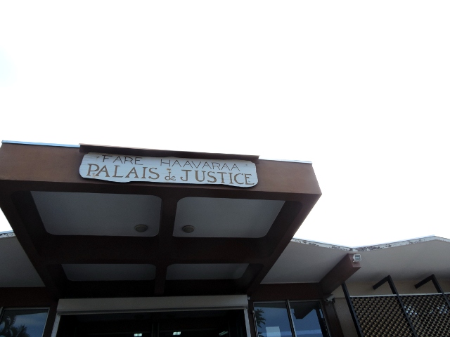 Trompée, elle frappe son tane à coups de couteaux