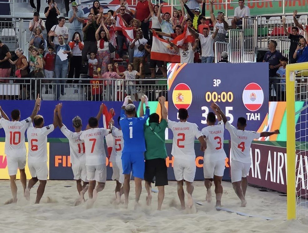 Les Tiki Toa ont réalisé une superbe remontada pour s’imposer (5-3) contre l’Espagne et enthousiasmer leur supporter présent à Dubaï et au fenua. (Photo : TNTV)