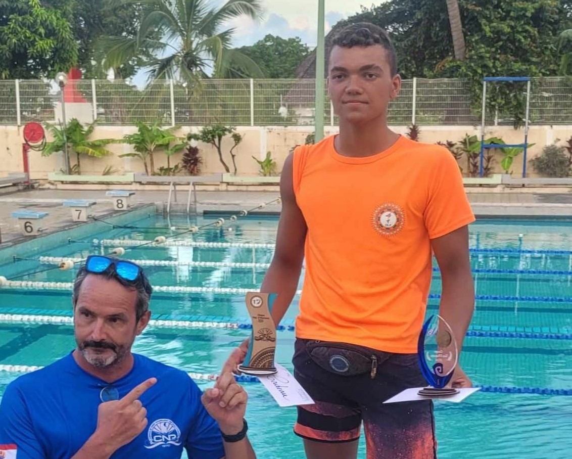 Rohutu Teahui a été récompensé par Cédric Meynard, le tout nouveau président du Cercle des nageurs de Polynésie.
