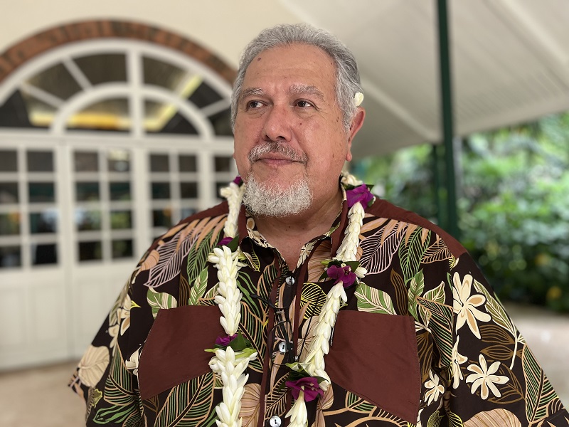 ​Brotherson gèle les recrutements dans l’administration