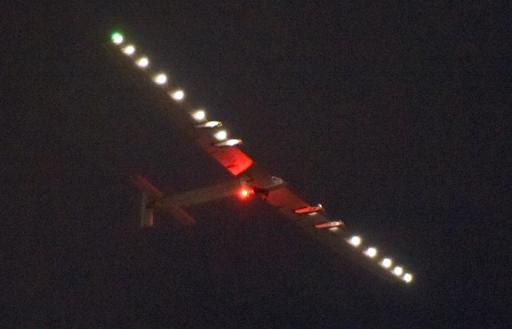 L'avion solaire Solar Impulse 2 avant son atterrissage à Nagoya (centre du Japon), le 1er juin 2015