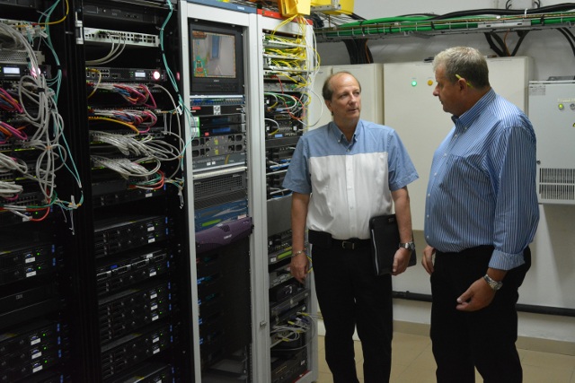 Jean-François Martin et Jean-Marc Mouret devant les gros serveurs nécessaires à la collecte et au traitement des chaines de télévision avant leur diffusion par satellite.