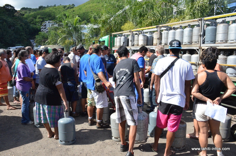La société SDA a procédé à des ventes au cul du camion, exceptionnellement jeudi sur son propre parking. Le stock de 500 bouteilles a été pris d'assaut.