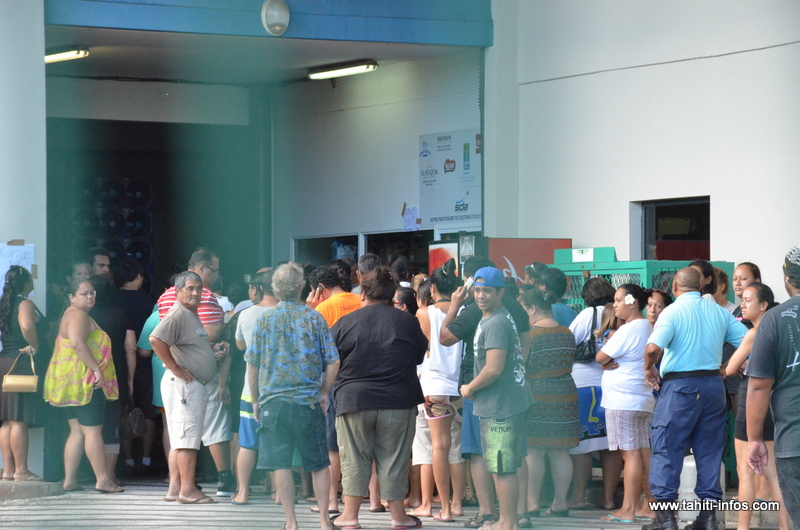 Beaucoup de monde se pressait à la caisse avant d'aller récupérer les bonbonnes, sur le parking