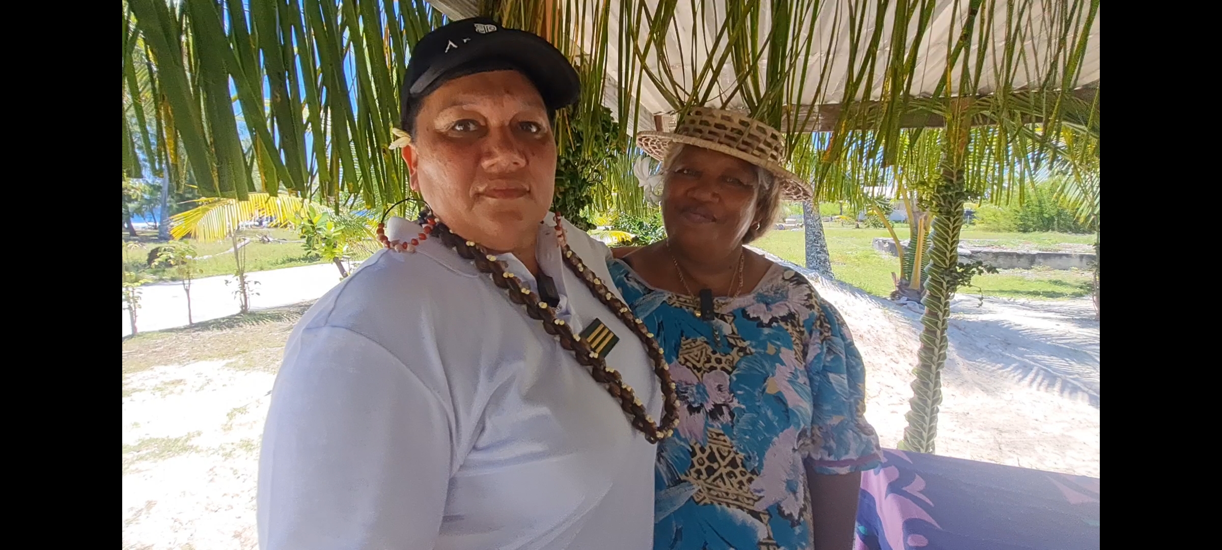 Maia Tunoa avec une de ses "mamie" à Hikueru