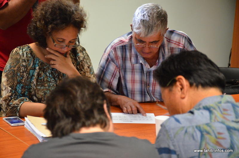 Gisèle Teheiura et Eugène Sommers de la CSIP, lundi soir lors de la signature de l'accord de fin de conflit en présence de Daniel Siu, représentant de Gaz de Tahiti
