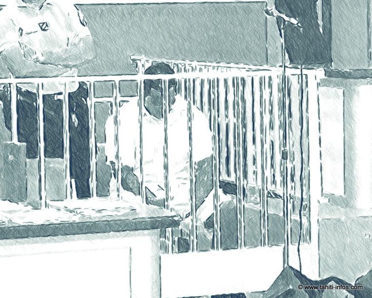 L'accusé lors de son premier procès, accablé. Aujourd'hui il a relevé la tête.