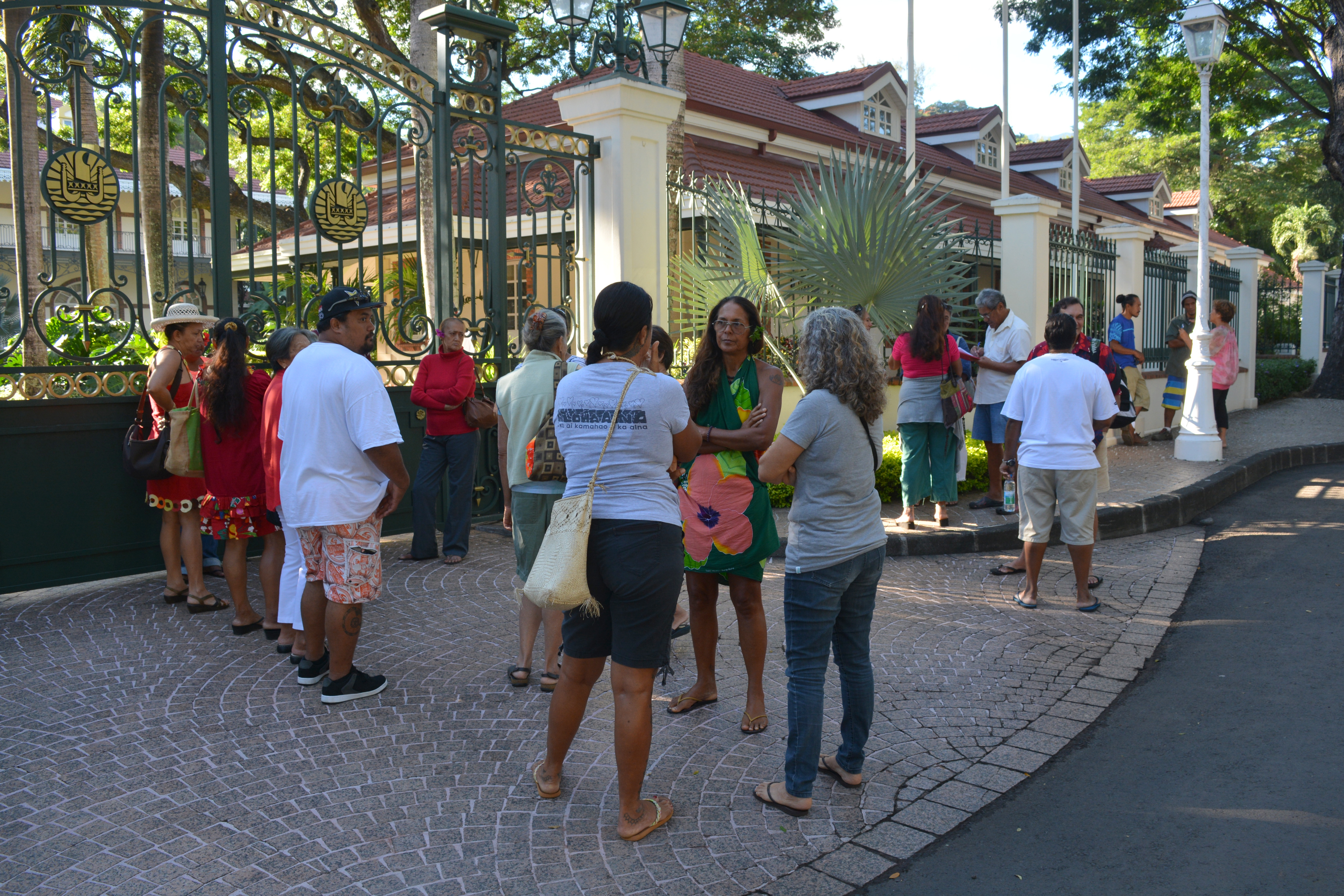 Devant le portail de la Présidence, mardi matin, alors que les présidents d'associations de protection de l'environnement étaient reçus par le gouvernement