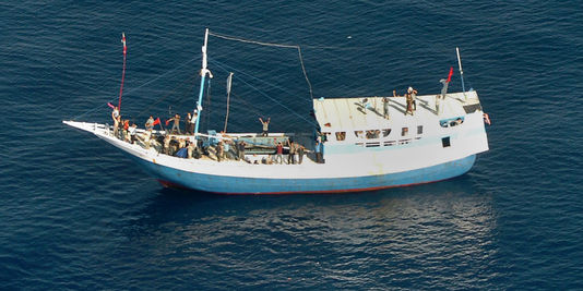 Le capitaine et les membres de l'équipage d'un bateau de passeurs auraient reçu chacun chacun "5.000 USD (4.400 euros) dans des sachets en plastique séparés" pour retourner en Indonésie.