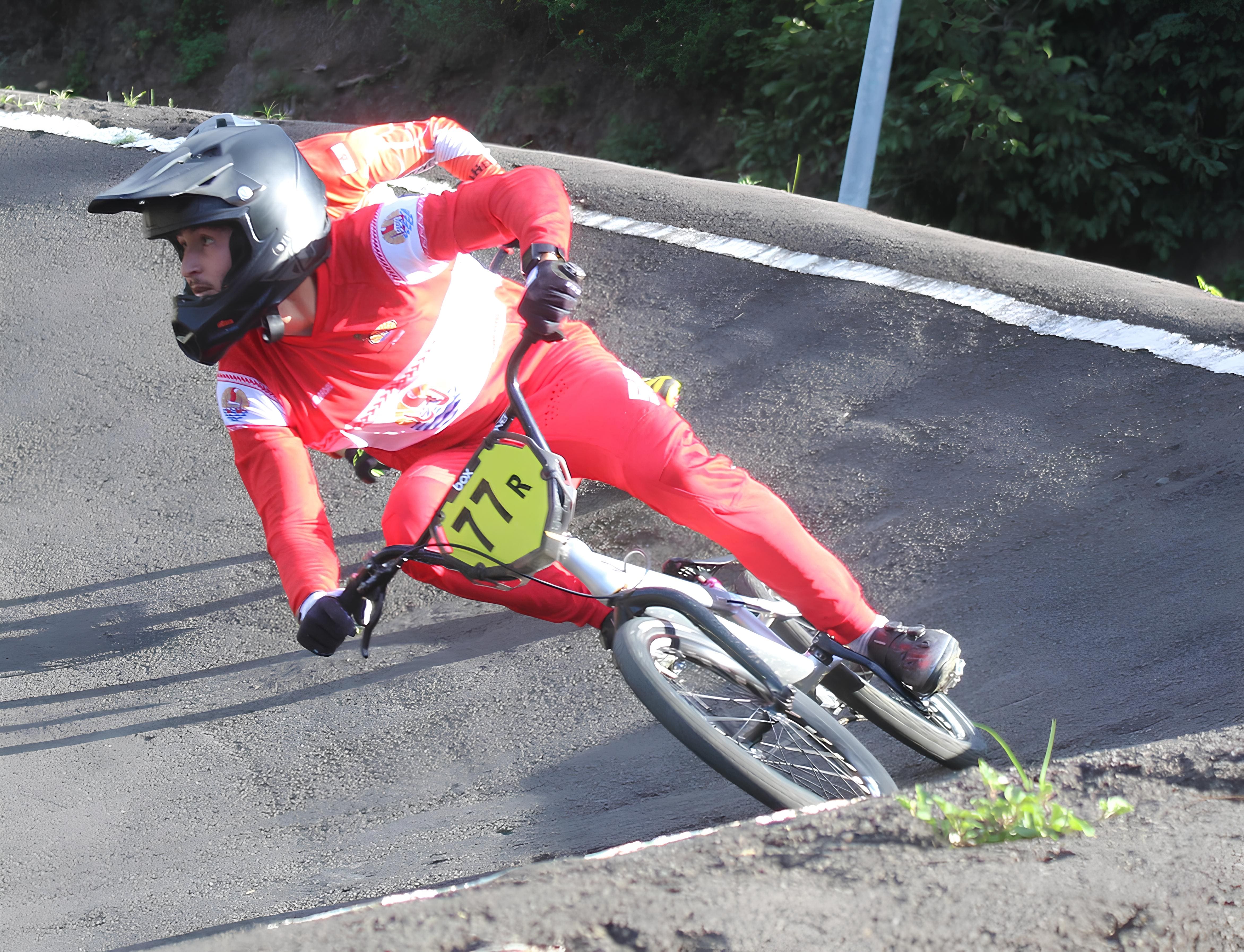 Théo Roche reste la référence du BMX tahitien mais ça pousse derrière chez les jeunes.