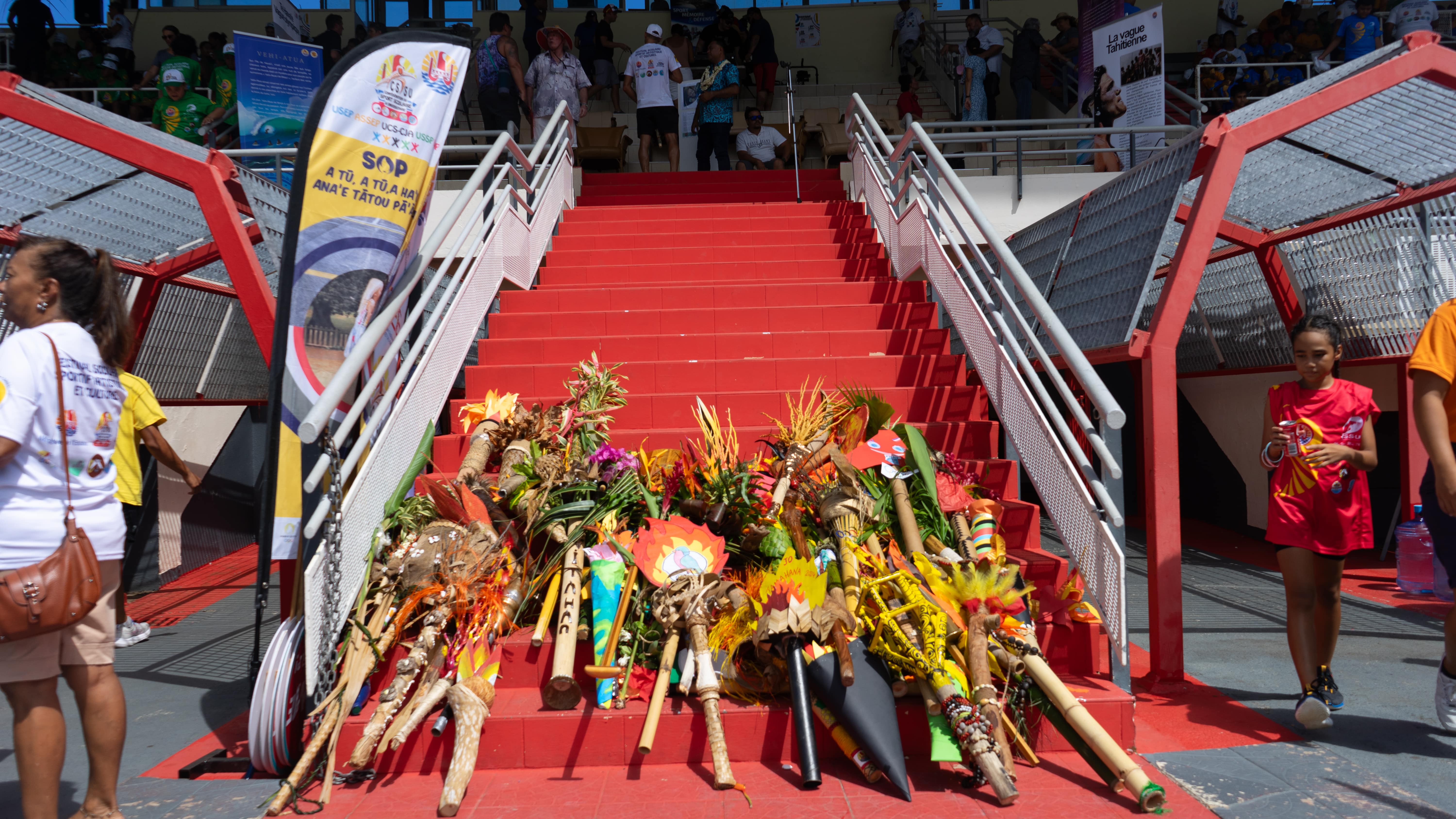 Des “Flammes olympiques”, fabriquées en souvenirs par les élèves présents. crédit : Tom Larcher