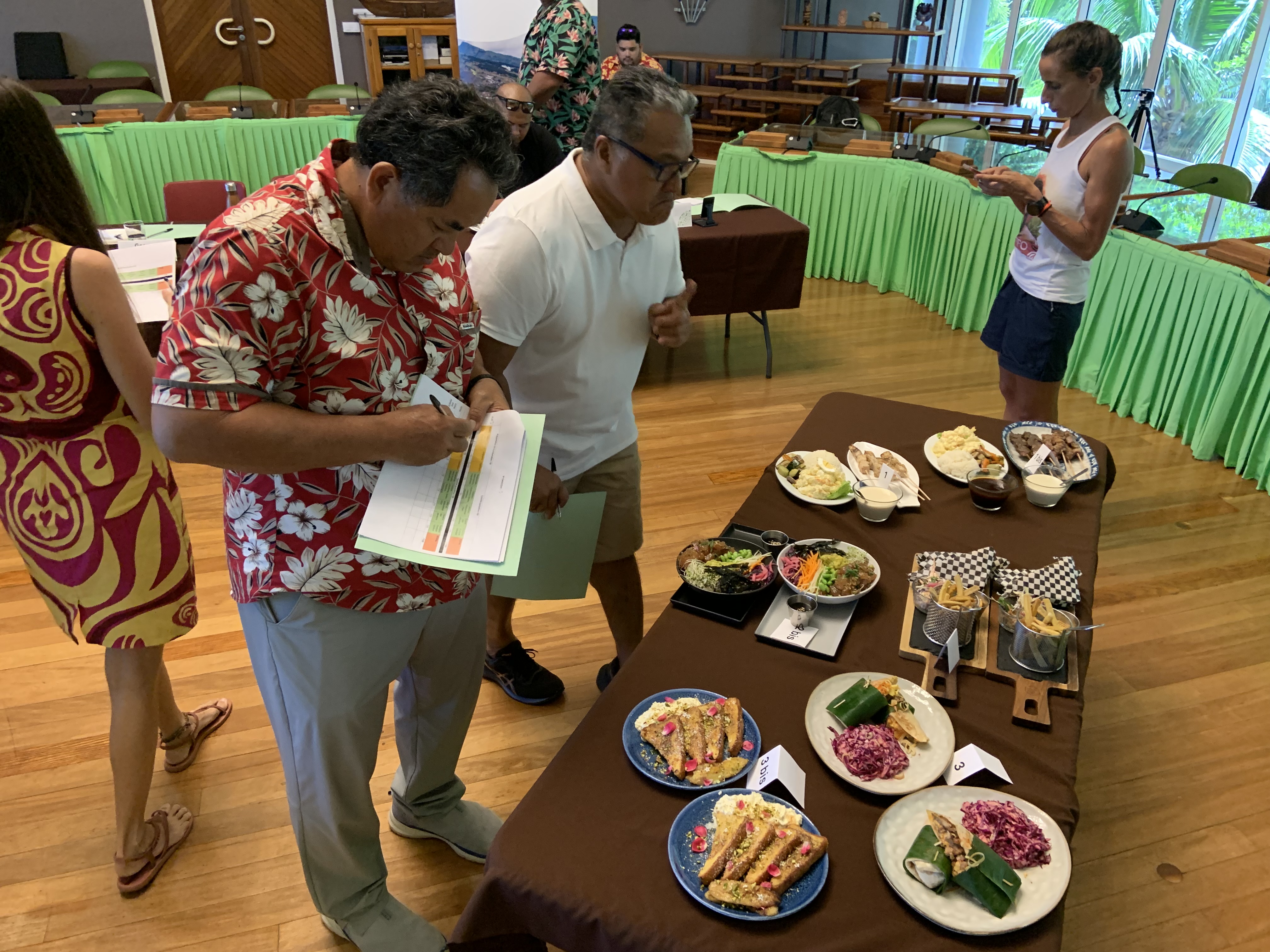Un jury, composé notamment du tāvana de Punaauia, Simplicio Lissant, a séléctionné à l'aveugle les candidats qui se verront attribués la concession de la future roulotte du parc Taapuna. Crédit photo : Thibault Segalard.