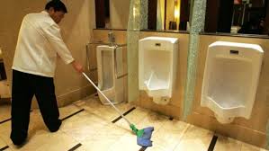 Un Japonais se débarrasse des cendres de sa femme détestée dans les WC d'un supermarché