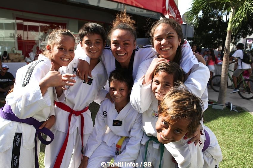 Anne Caroline avec les enfants du club de Manu Ura à Paea