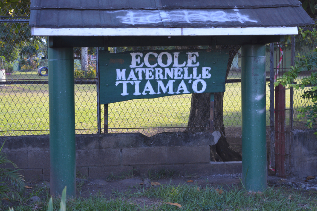 L'école de Tiama'o est un site magnifique, un écrin de verdure sur près de deux hectares, mais elle est construite sur un  terrain privé, loué depuis 37 ans par la mairie.