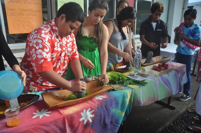 Les élèves préparent des médicaments à bases de plantes locales.
