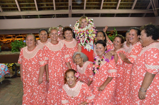 Miss France 2015 est aussi allée à la rencontre des mama de l'aéroport.