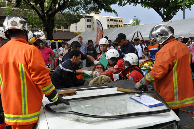 Un exercice de désincarcération de victimes lors d'un accident de voiture : des interventions spectaculaires qui mettent en évidence les dangers de la route.