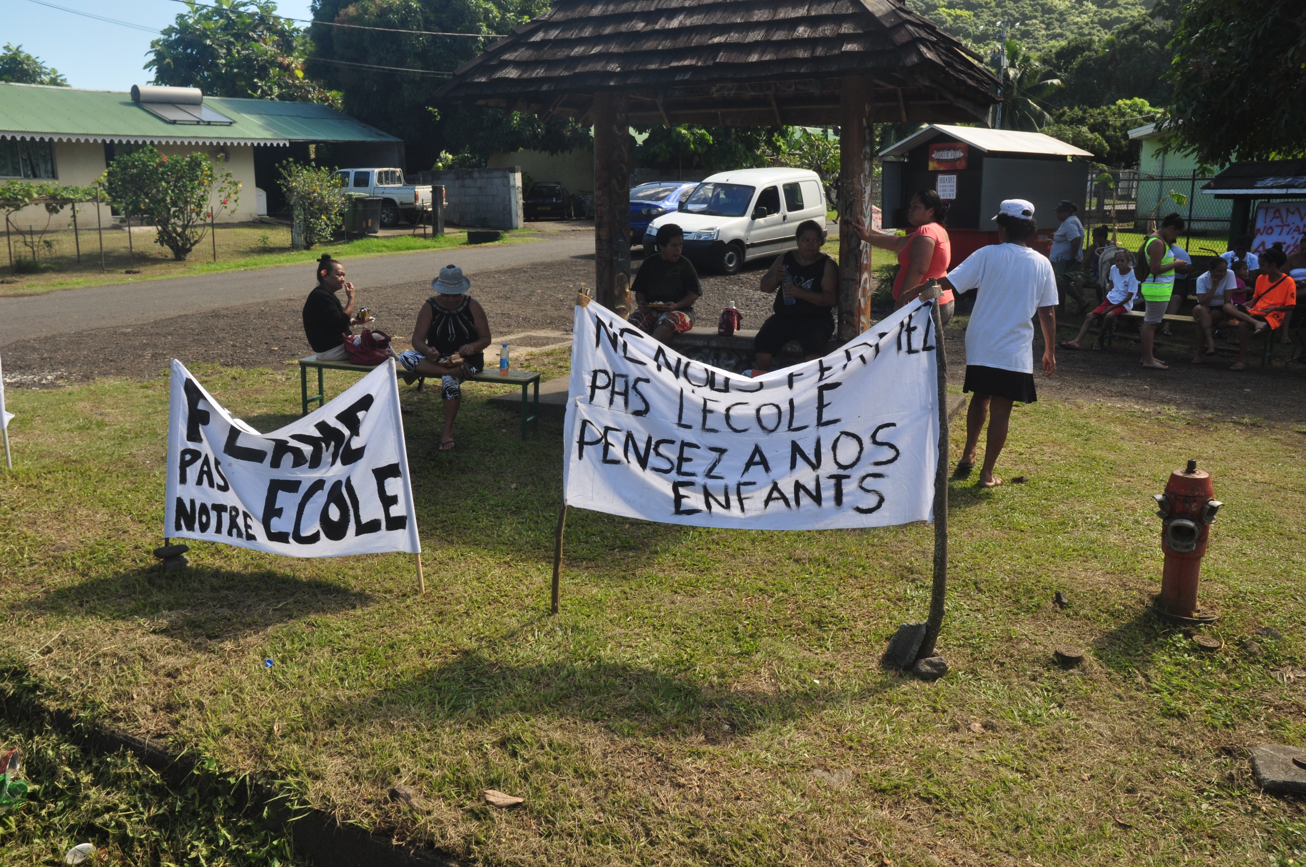 Dès l’entrée au parking, plusieurs banderoles étaient installées.