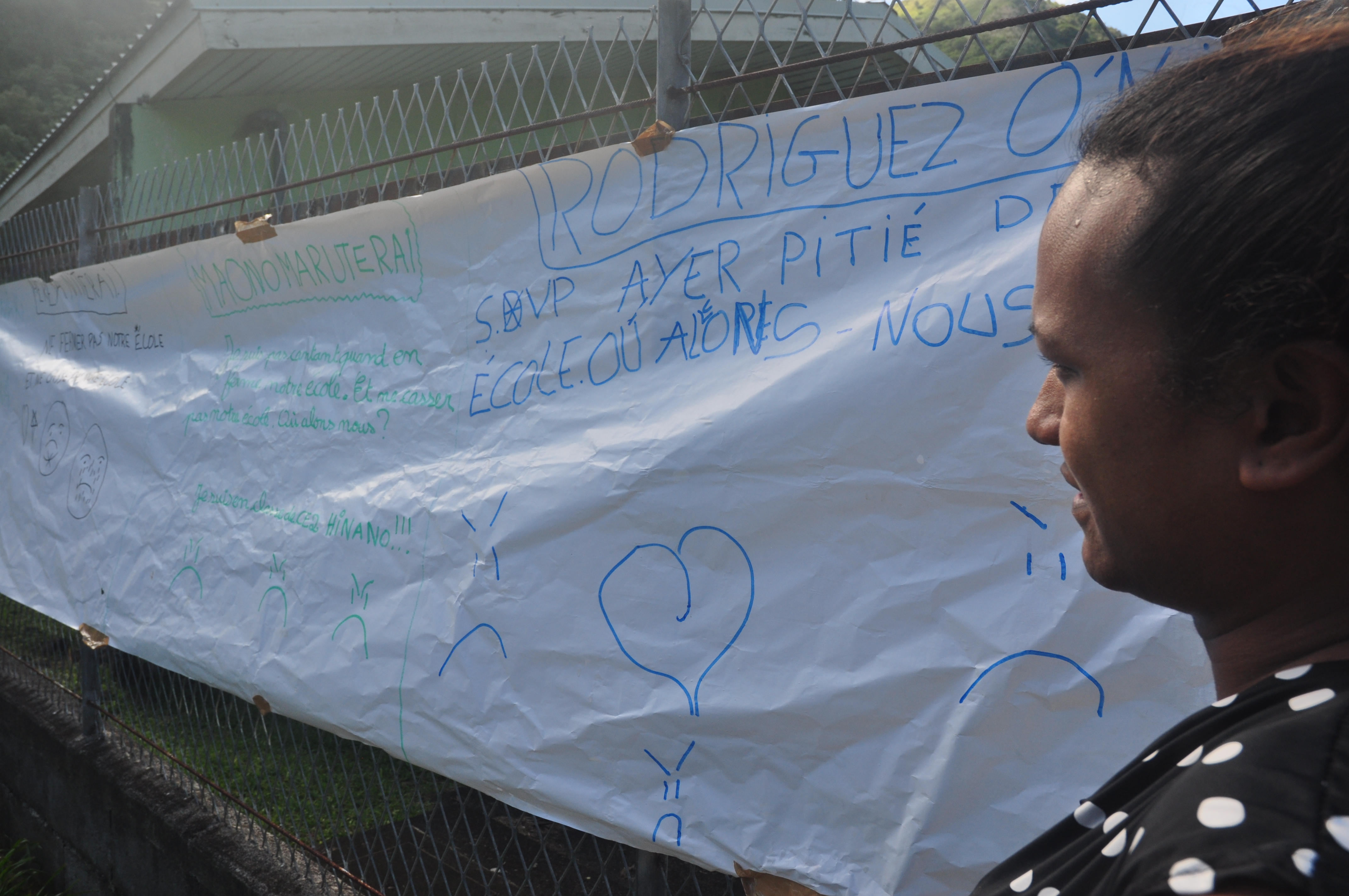 « SVP ayez pitié de notre école » les enfants ont laissé plusieurs messages à l’attention des autorités de la commune et du Pays.