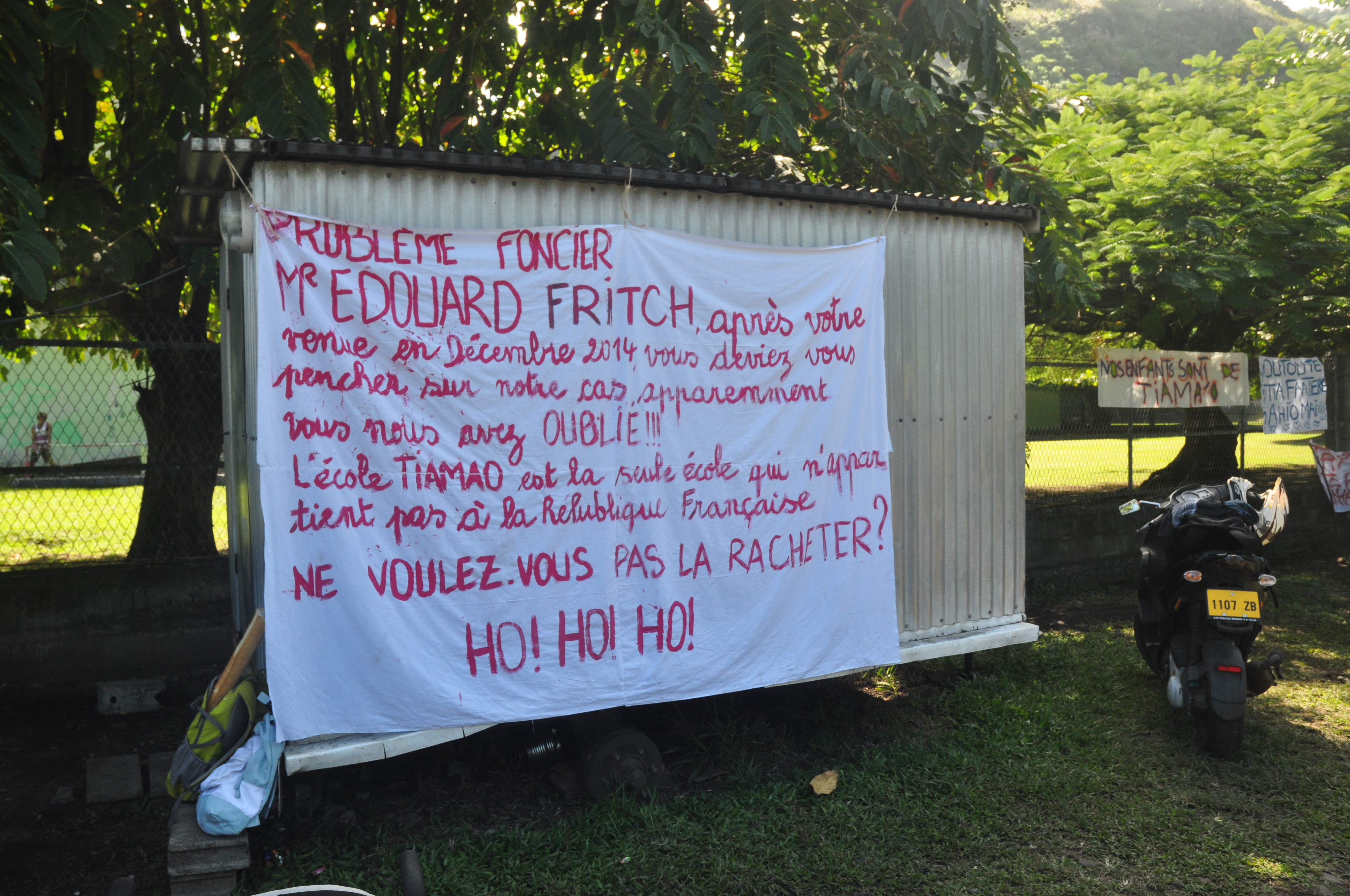 Monsieur Edouard Fritch (…) vous nous avez oublié ! » pouvait-on lire sur cette banderole.