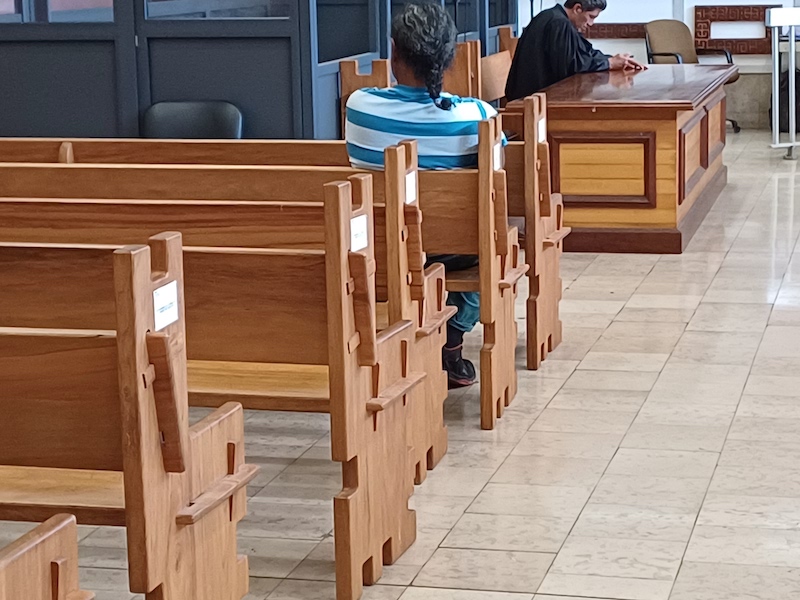 ​Un an ferme pour le beau-père incestueux