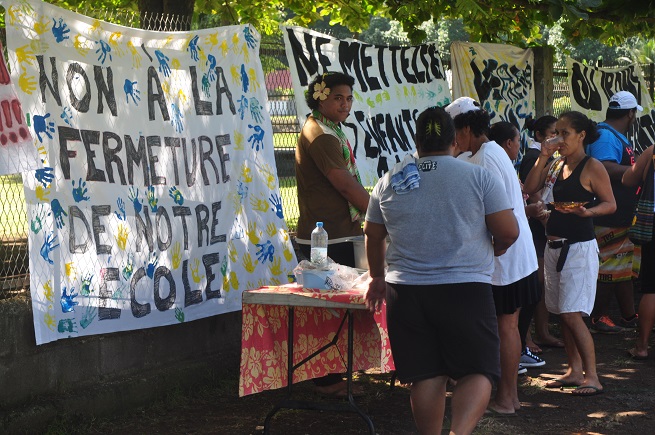 Ce jeudi, les parents d'élèves de l'école Tiama'o s'étaient fortement mobilisés devant l'établissement pour manifester leur désaccord quant à la fermeture annoncée de cette école de quartier. Ils ont finalement obtenu le sursis d'un an et la promesse que des travaux seront effectués dans les prochaines semaines.