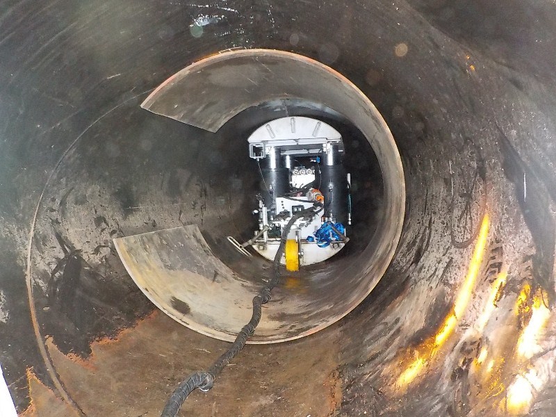 Ce robot a aidé à réparer le barrage. Là, des renforts ont été placés après que le robot ait remis en forme une canalisation effondrée.