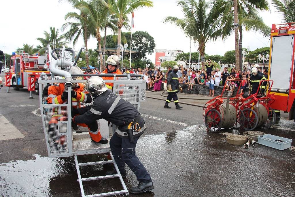 Une soixantaine de pompiers présents place Vaiete en dépit du mauvais temps ce samedi matin. Les pompiers ont toujours la cote.