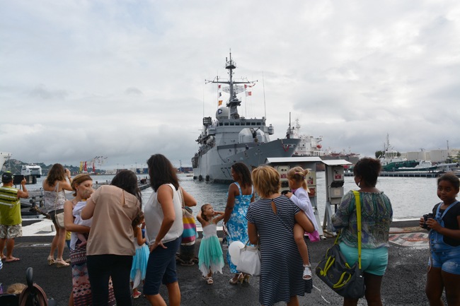 Le Prairial s'apprête à s'amarrer au quai de la base navale de Papeete. Après trois mois de séparation, les familles sont impatientes.