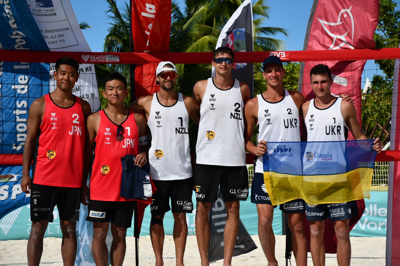 Les Néo-Zélandais Thomas Reid et John McManaway (au centre) ont remporté l’étape tahitienne du World Beach Tour en battant les Japonais Takumi Takahashi et Jumpei Ikeda (à gauche) en finale. Les Ukrainiens Ivan Datsiuk et Ivan Likhatsky (à droite) ont pris la troisième place.