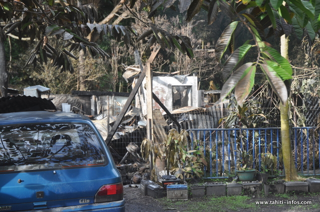 À cet endroit, se trouvaient 2 maisons à louer. Tout a été détruit par les flammes. Le propriétaire devrait se rapprocher de son assurance pour évaluer le coût du sinistre.