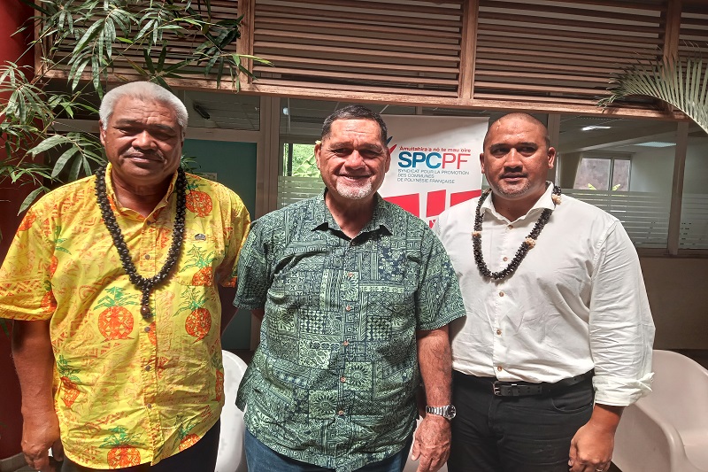 Le président du SPCPF Cyril Tetuanui (au centre), accompagné des maires de Makemo, Félix Tokoragi (à droite), et de Rapa Iti, Tuanainai Narii (à gauche), ont convié la presse mardi pour faire le point sur leur participation au sommet des leaders du pacifique à Rapa Nui, la semaine dernière.  crédit photo SD