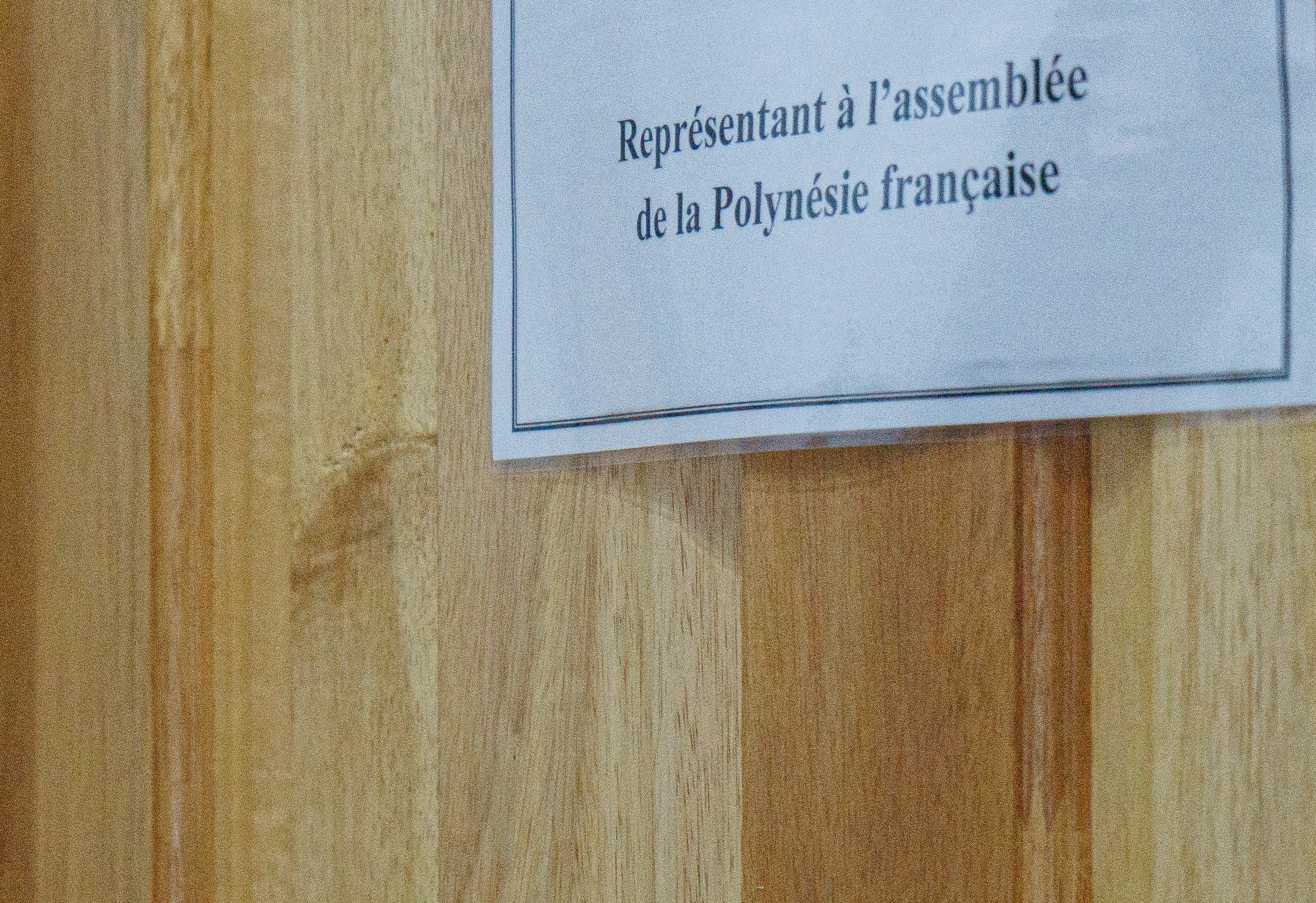 De nombreux élus de l’assemblée, quel que soit leur bord, se sont réunis se mardi 9 mars pour parler de l’indemnisation des victimes de maladies radio-induites, dues aux essais nucléaires précédemment menés par la France.  Crédit : Tom Larcher