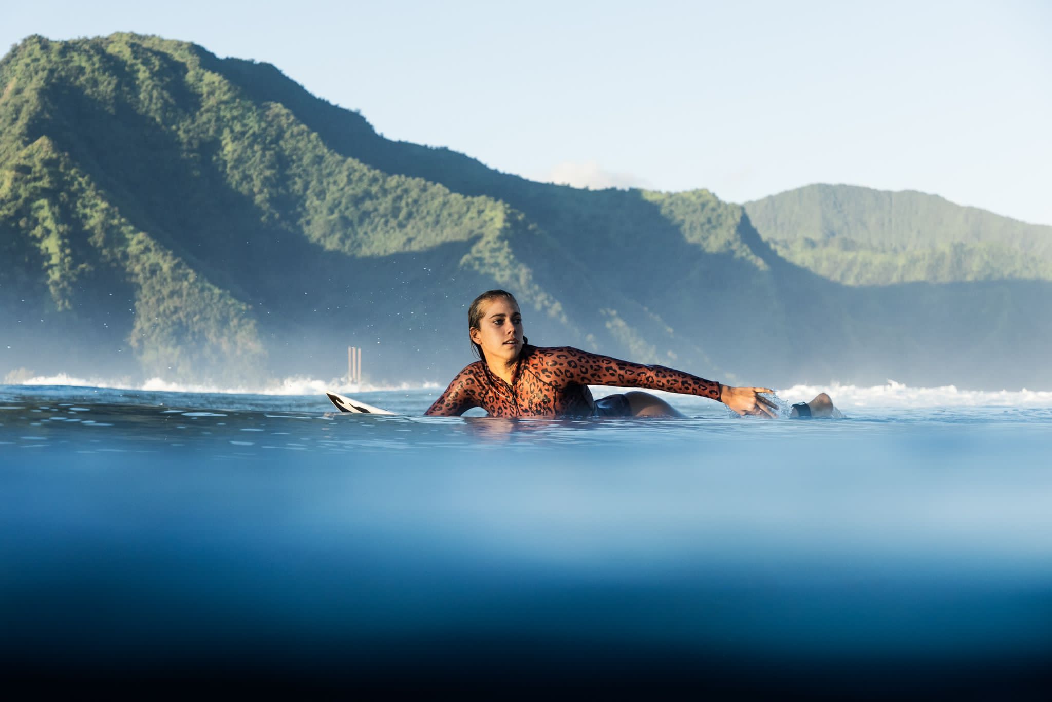 À Teahupo’o, où elle surfe depuis l’âge de 12 ans (Crédit : Guillaume Arrieta).