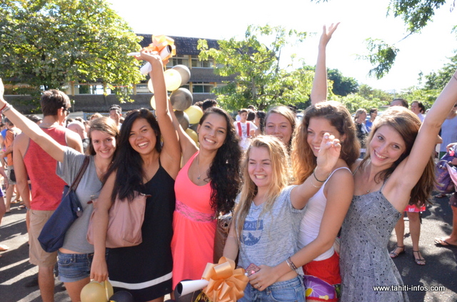 Ambiance joyeuse pour les nouveaux bacheliers, hier au lycée Paul Gauguin !