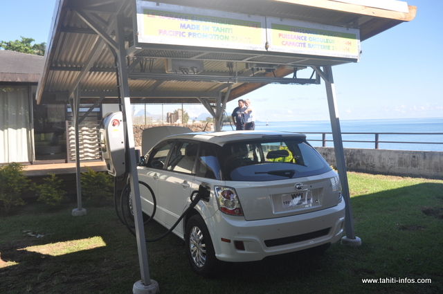Un exemple de garage équipé d'une douzaine de panneaux photovoltaïques et qui permettra à la "E6" de rouler sur 80 km, si elle est rechargée tous les soirs.