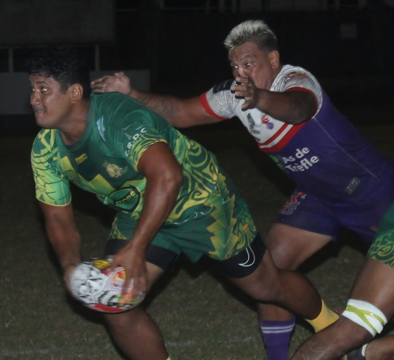 Faa’a et son capitaine-entraîneur Manuarii Richmond (en vert) se sont inclinés en toute fin de match face à Paea Manu Ura.