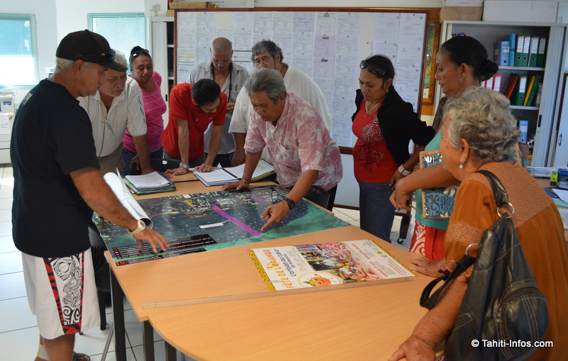 Les associations sont allées consulter l'enquête d'utilité publique du Mahana Beach à la mairie. Le plan des expropriations et le cahier des doléances ont particulièrement retenu leur attention