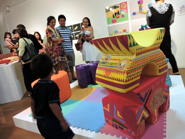 Maire Tetuanui a réalisé des assises recouvertes de motifs marquisiens. Pour elle, elles pourraient convenir à une garderie.