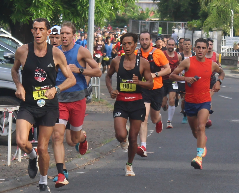 Damien Troquenet imprime le rythme devant Thomas Lubin et Cédric Wane. Mais Delbi Villa Gongora (à droite en orange) attend son heure et s’imposera assez nettement lors de la 7e édition du Trail Aito Sport.