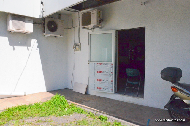 Les cambrioleurs ont pénétré dans le commerce en fracturant le panneau inférieur de la porte de service, dimanche.