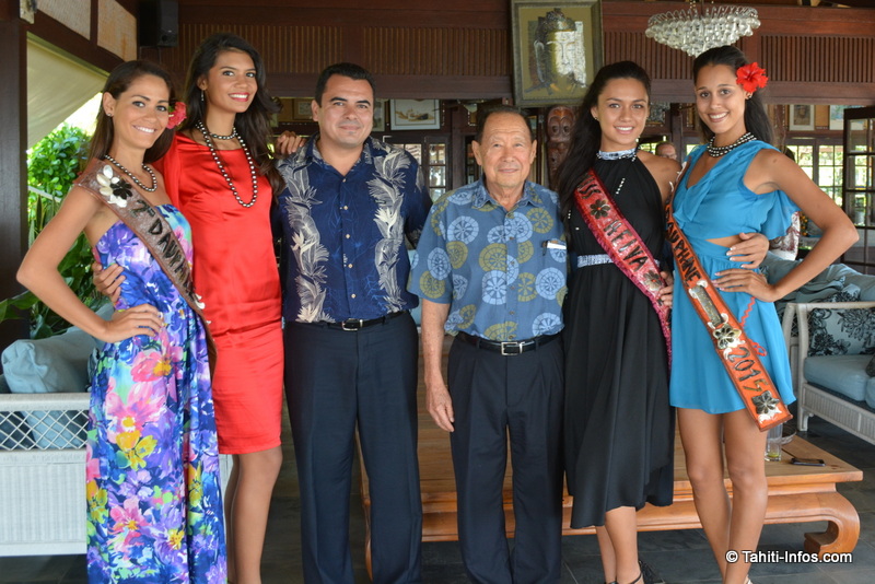 Robert Wan, miss Tahiti et ses dauphines, et Teva Rohfritsch, ministre de l'Economie bleue