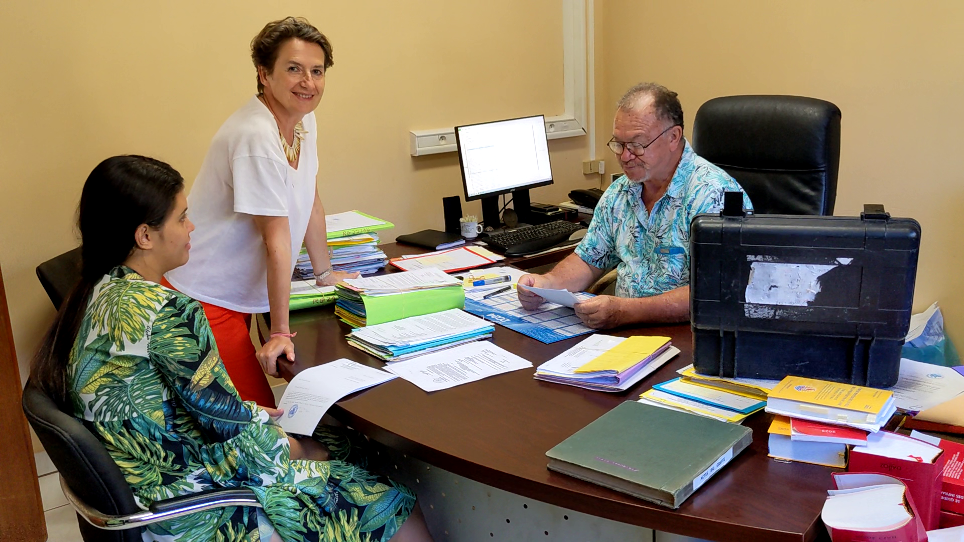 Cécile Brunet-Ludet (au centre) aux côtés de l’agent d’accueil Sarah Teikiehuupoko et du greffier Pierre Taata.