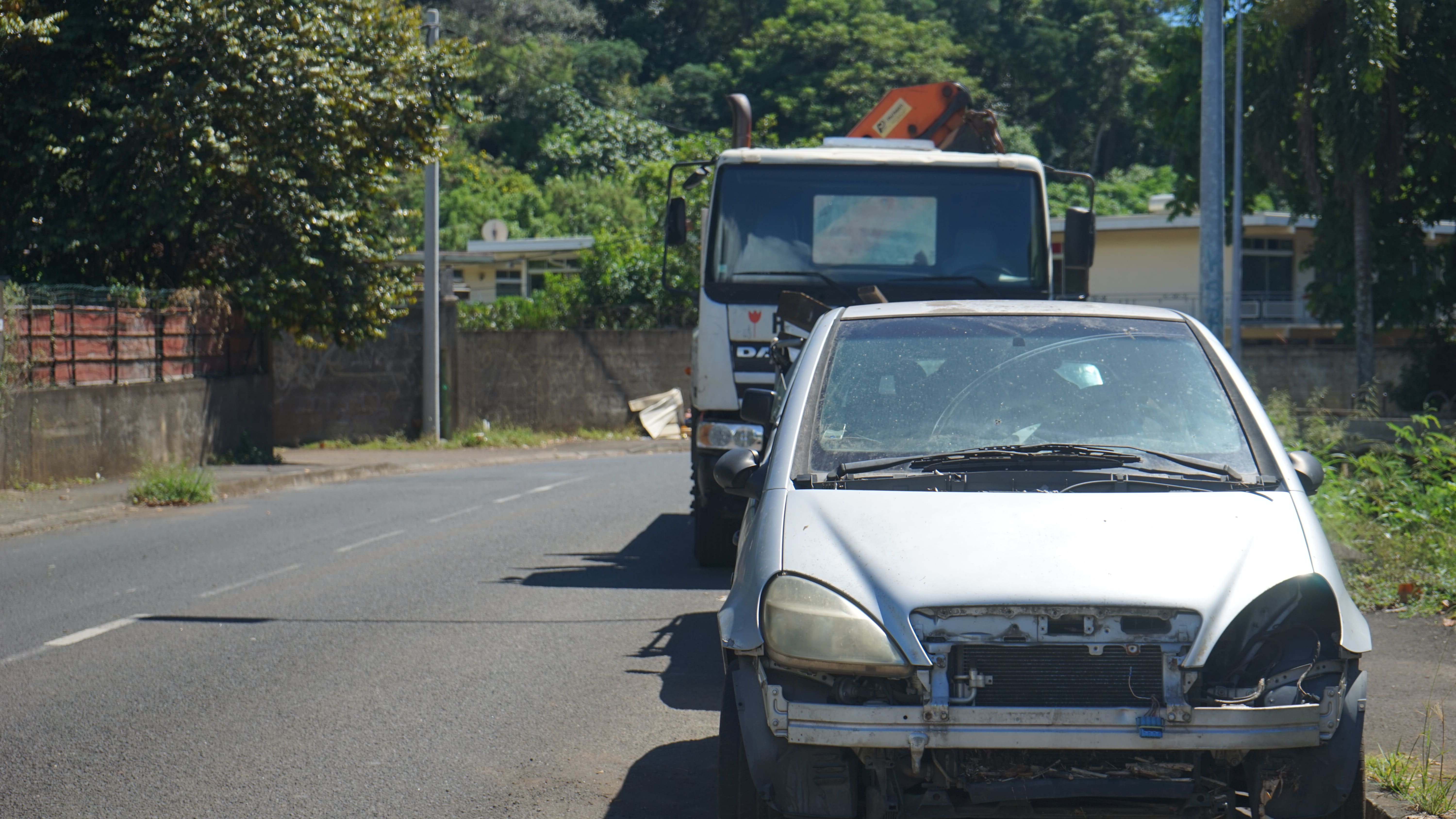 En 2023, la commune de Pirae a sorti 168 VHU de ses rues.  Crédit : Tom Larcher