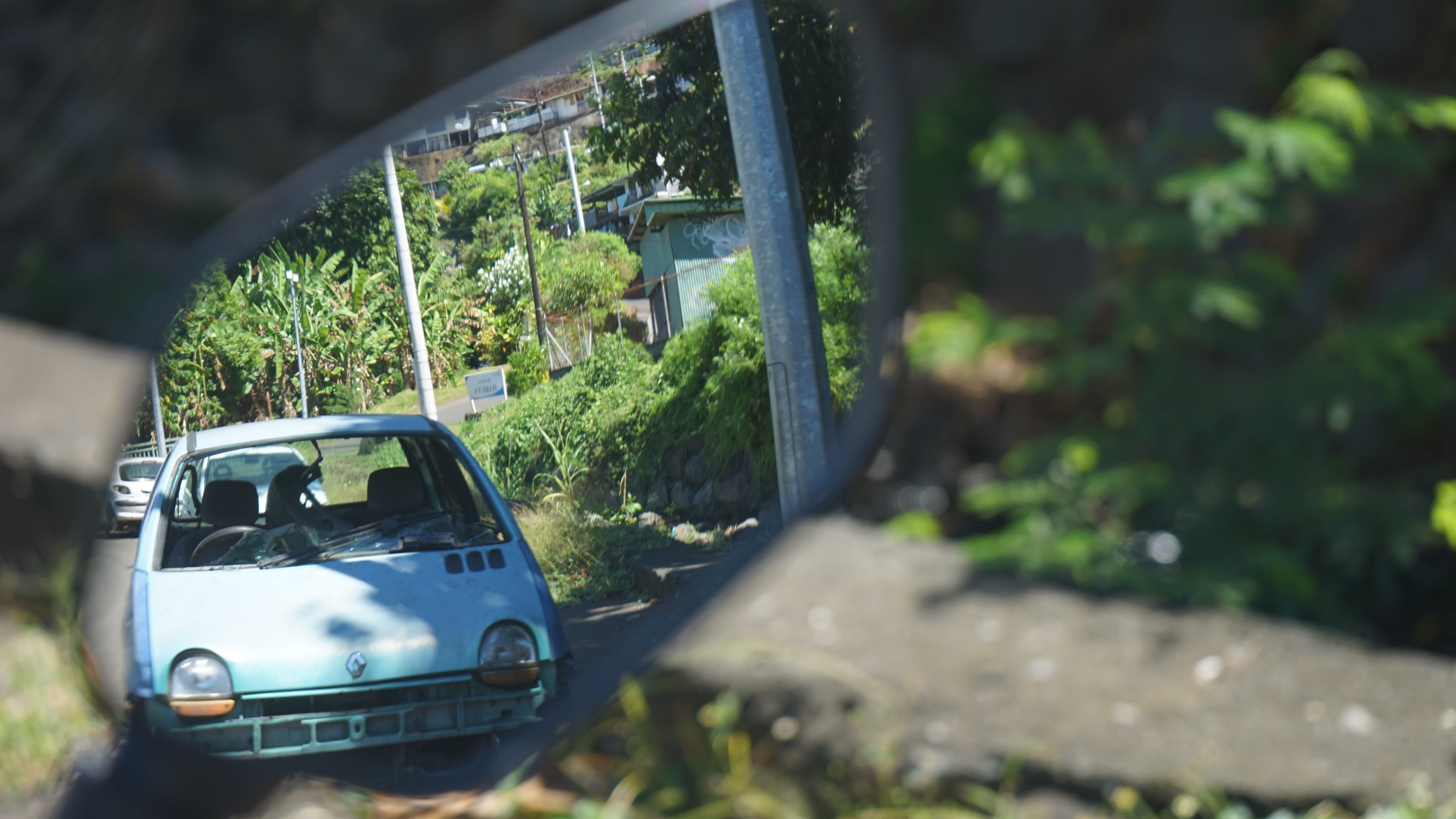 Les carcasses de voitures qui jonchent le bord de la route, rue Anthony Bambridge à Hamuta.  Crédit : Tom Larcher