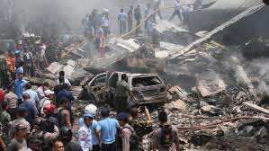 Indonésie: le bilan du crash d'un avion militaire sur la ville de Medan atteint 142 morts
