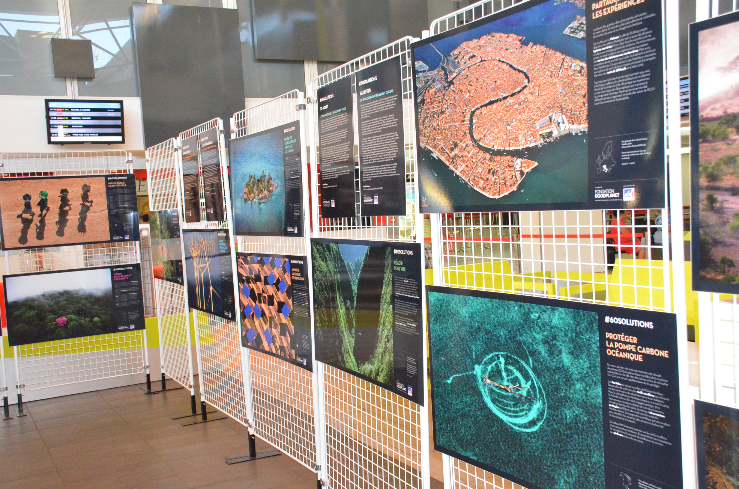 L'exposition s'appuie notamment sur 21 clichés cultes de Yann Arthus-Bertrand, issus essentiellement de sa collection "La Terre vue du ciel".