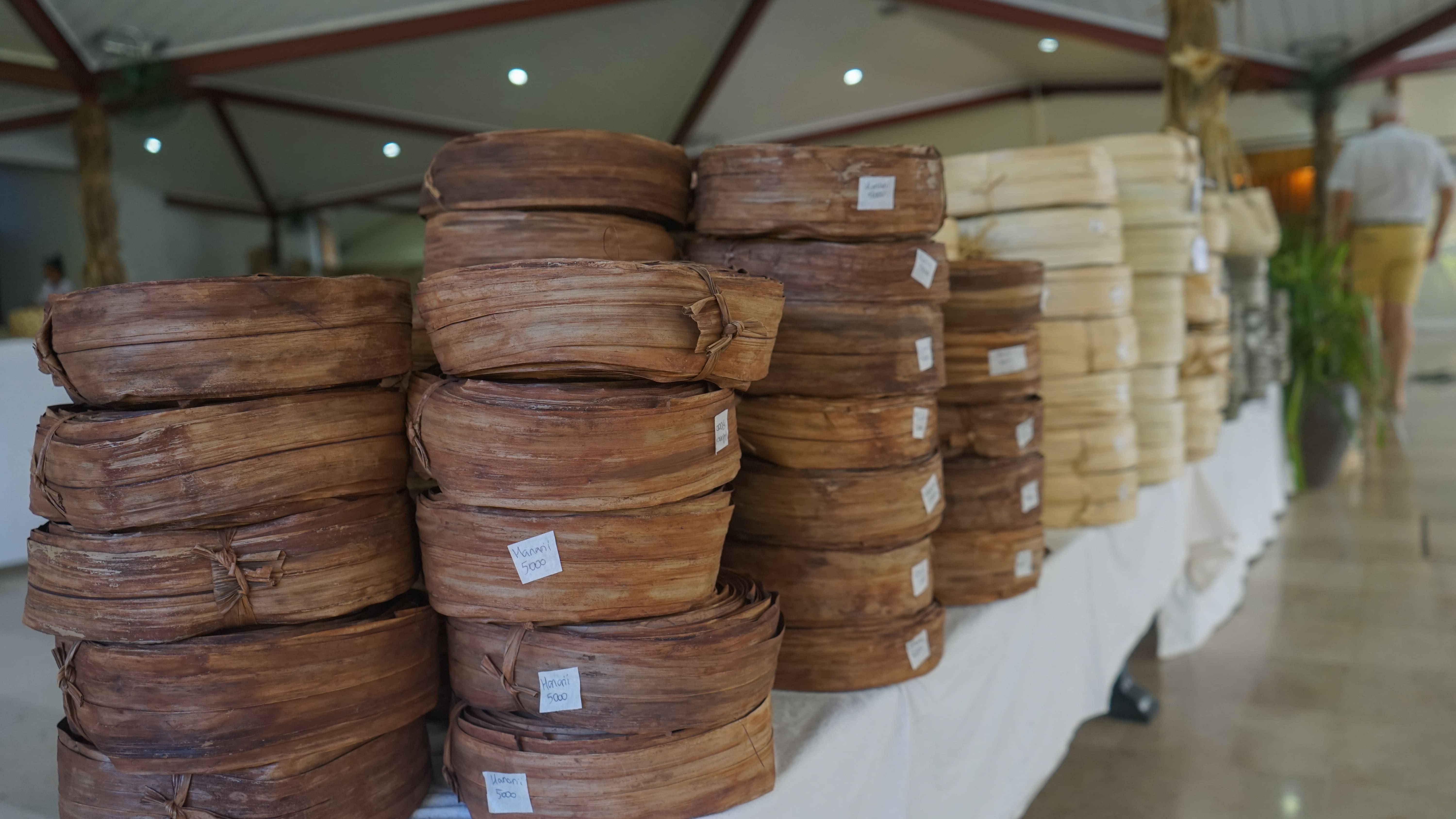 Les rouleaux de pandanus qui servent à la confection des œuvres.  Crédit : Tom Larcher